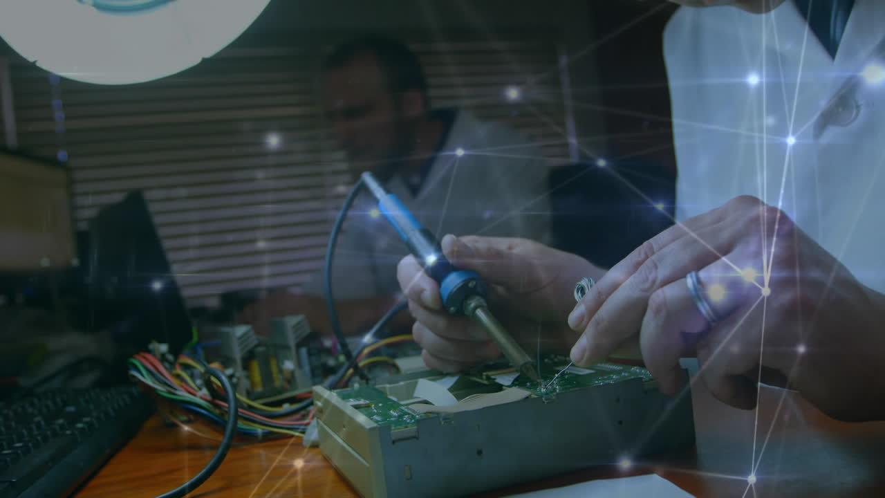 컴퓨터 하드웨어를 수리하는 백인 남자의 손을 통해 연결 네트워크의 애니메이션