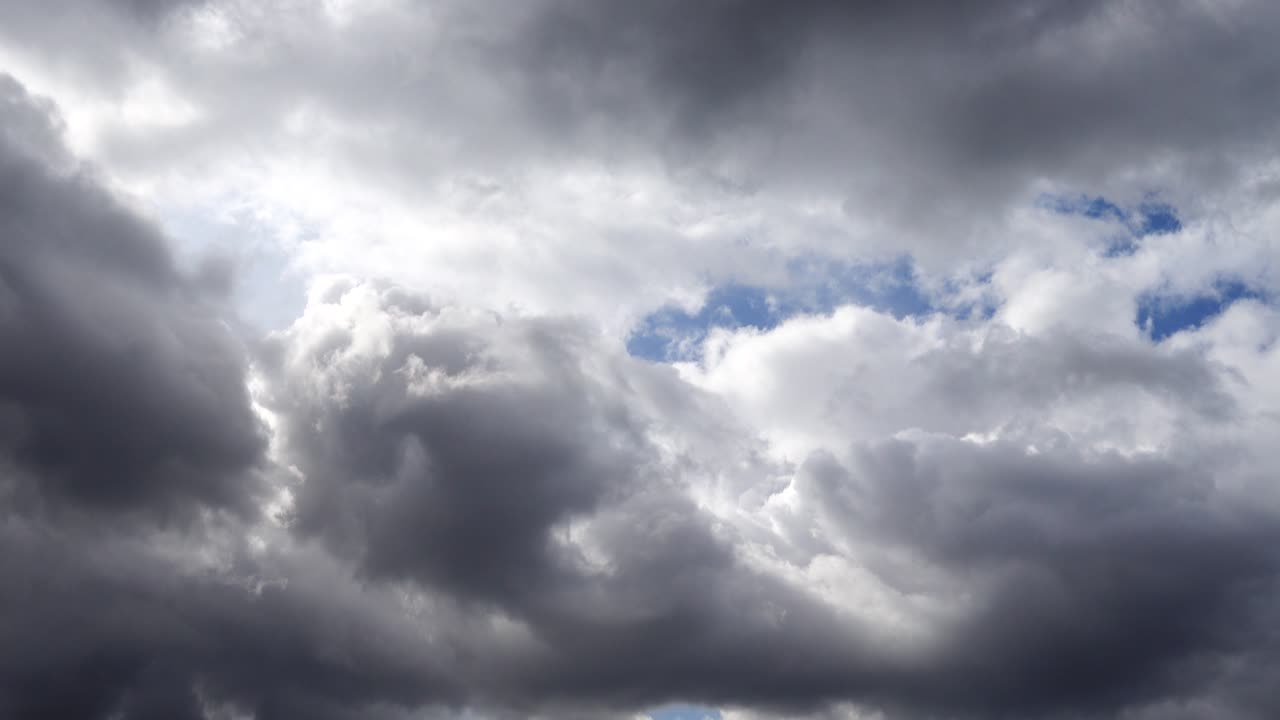 Awan di langit. Cuplikan gerakan awan.