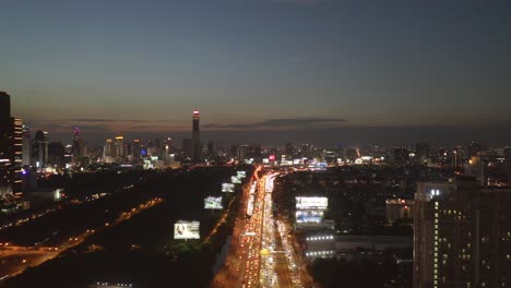 Autopista-de-Bangkok-al-atardecer