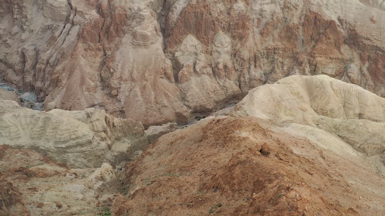 vuelo aéreo sobre un arroyo entre las montañas del desierto rojo en el desierto de judea de israel