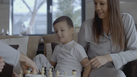 familia jugando al ajedrez en casa