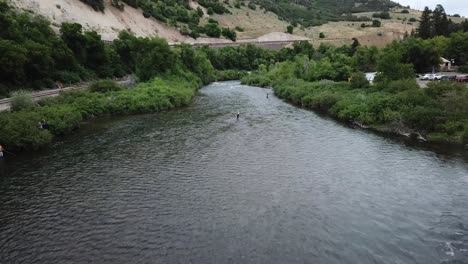 Drohnenschuss-Nähert-Sich-Einem-Mann-Fliegenfischen-Im-Provo-Fluss-In-Den-Bergen-Von-Utah