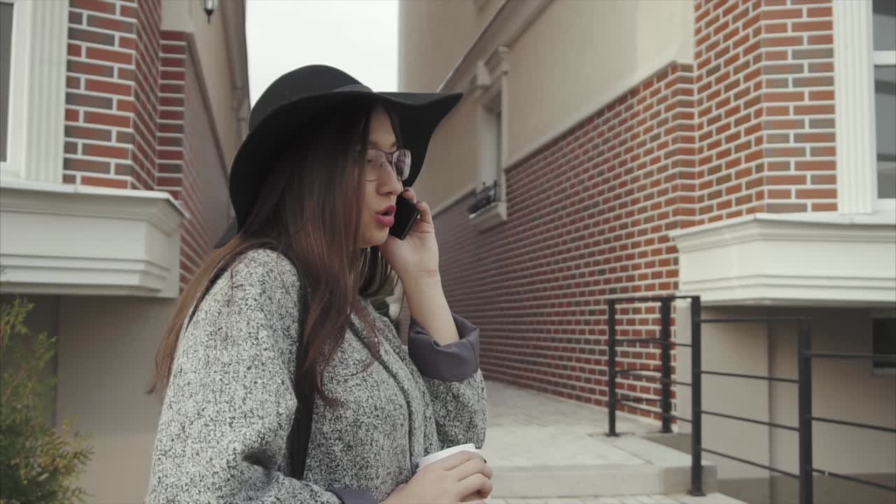 야외에서 전화 통화하는 여자