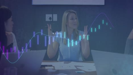 animación del procesamiento de datos sobre una mujer de negocios caucásica que trabaja en la oficina