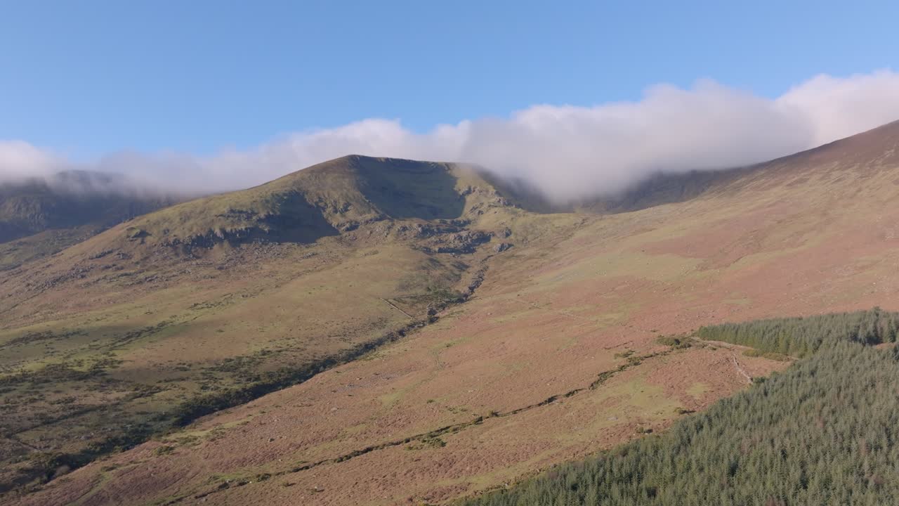 drone montañas de comeragh waterford irlanda nubes bajas en las montañas en el paisaje de invierno