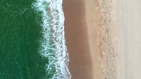 Vista-Aérea-De-Alto-ángulo-Del-Mar-Turquesa-Claro-Y-Las-Olas