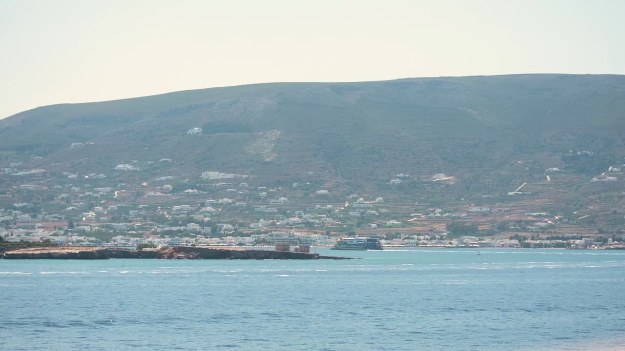 파로스 섬에 들어오는 배