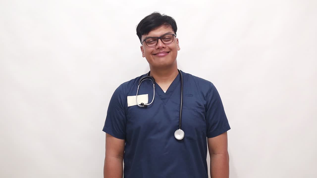 초상화, 웃음, 자신감, 클리닉의 건강 관리 컨설턴트와 함께 행복한 아시아 남자 의사