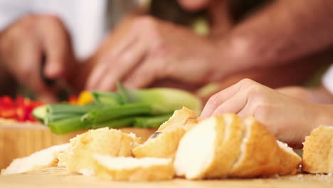 familia preparando una comida juntos