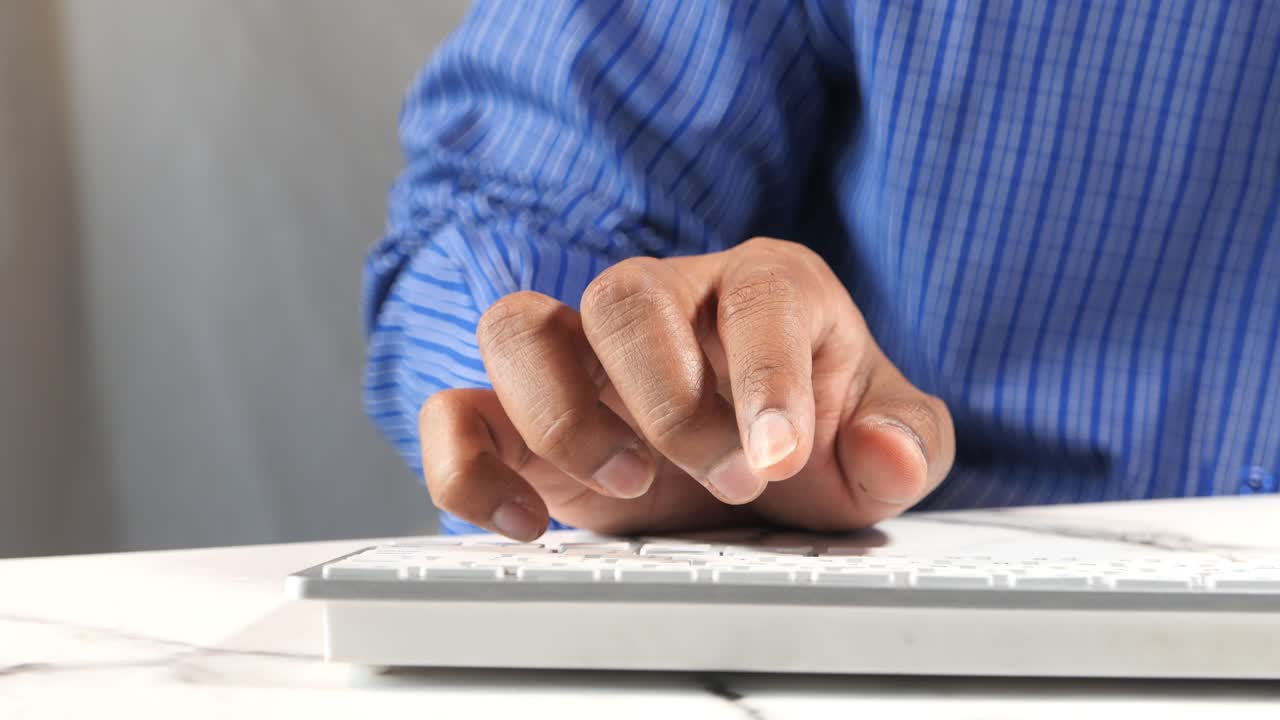 persona escribiendo en un teclado