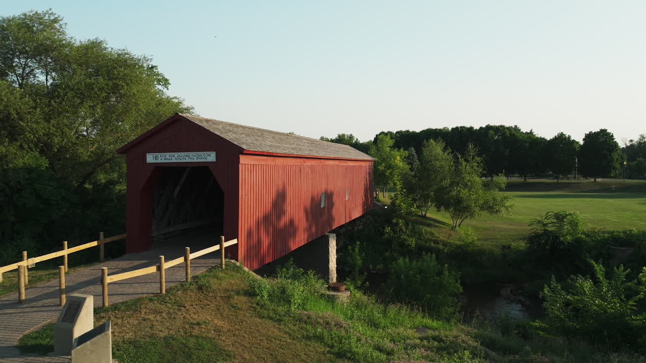 vista panorámica del parque de puentes cubiertos en zumbrota, condado de goodhue, minnesota, estados unidos