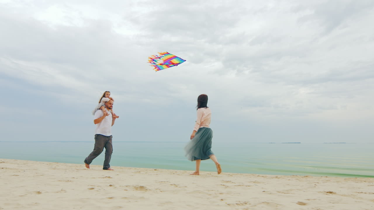 딸과 함께 노는 친절한 젊은 가족 연 날리기 03