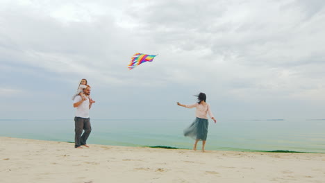 Friendly-Young-Family-Playing-With-Daughter-Fly-A-Kite-03