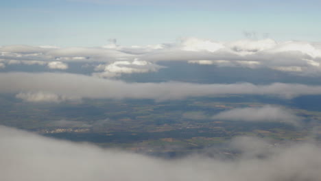 Vista-Aérea-A-La-Ciudad-A-Través-De-Las-Nubes