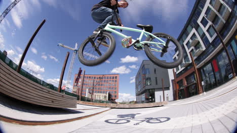 deportes extremos bmx tailwhip en un lugar de la calle