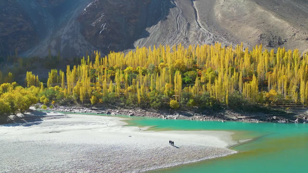 tiro aéreo de retroceso capturando el hermoso paisaje del valle de skardu con acantilados de montaña en pakistán