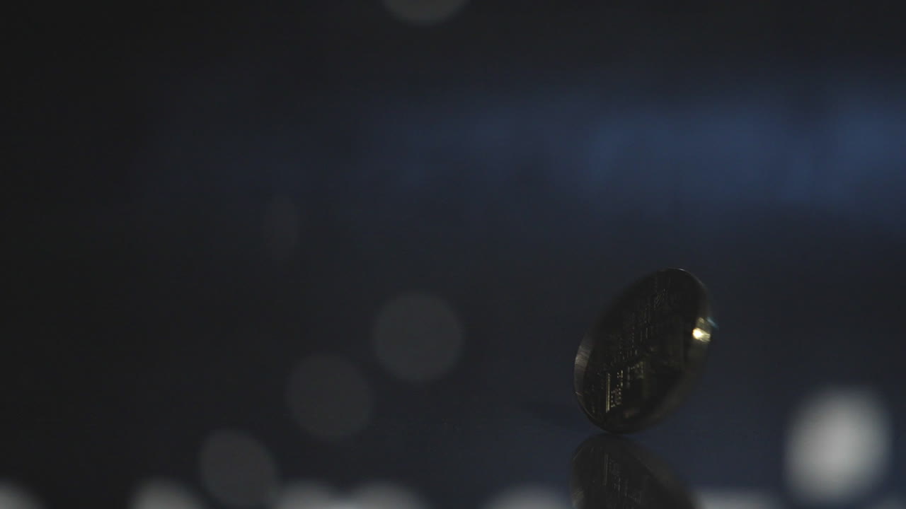 bitcoin girando en luz humeante con fondo oscuro