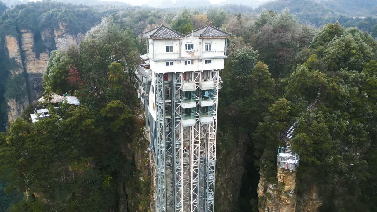 중국 울링유안의 장지아지 국립공원 (zhangjiajie national park) 의 베일롱 엘리베이터 (bailong elevator) 에 대한 공중 근접