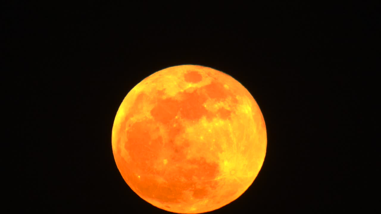 красная поверхность луны 01