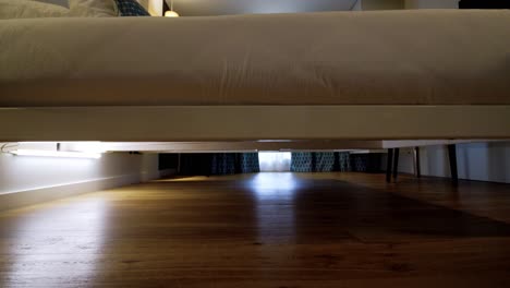 foto reveladora lenta de una cama flotante dentro de una habitación de spa de un hotel en francia
