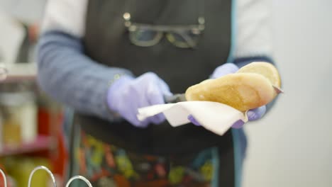preparando un perrito caliente