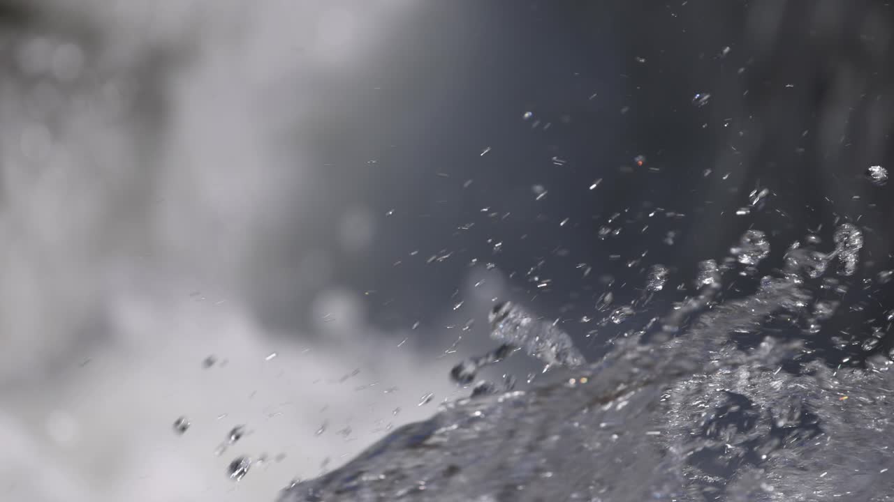 100fps 슬로우 모션으로 촬영된 폭포에서 물이 흐르는 모습