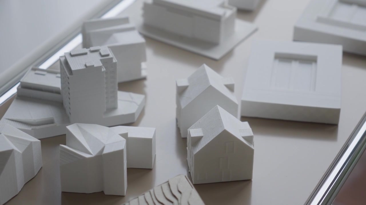 Vista dettagliata di prototipi strutturali bianchi in miniatura su un tavolo di design.