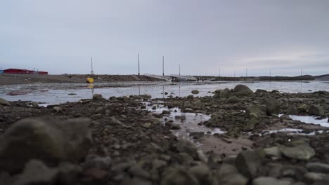 Bahía-Pedregosa-Parcialmente-Congelada-En-La-Ciudad-ártica