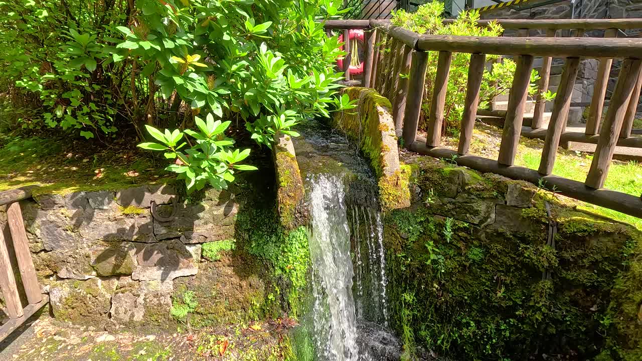 글렌고인 증류소에서 흐르는 작은 폭포