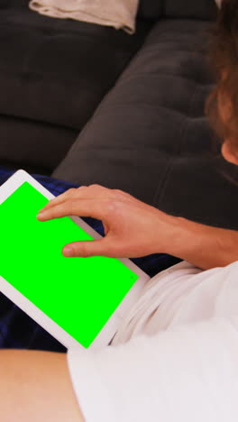 hombre usando tableta digital en la sala de estar