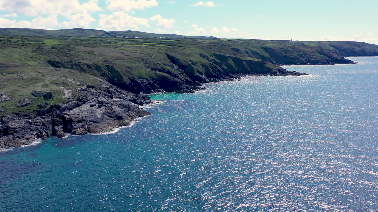 vista aérea de drones alrededor de la costa en st ives cornwall