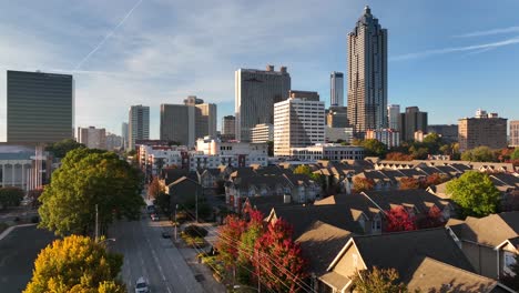 viviendas en el centro de atlanta georgia a la sombra de los rascacielos