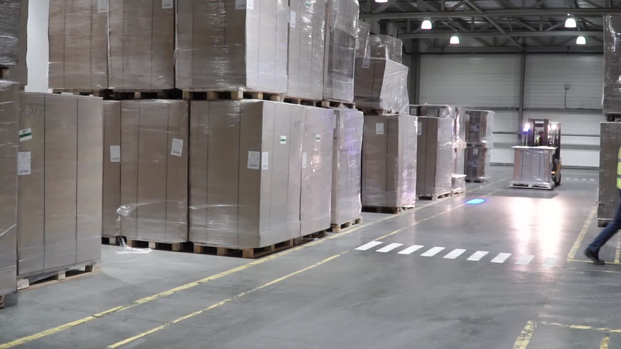 trabajador de almacén con carretilla elevadora