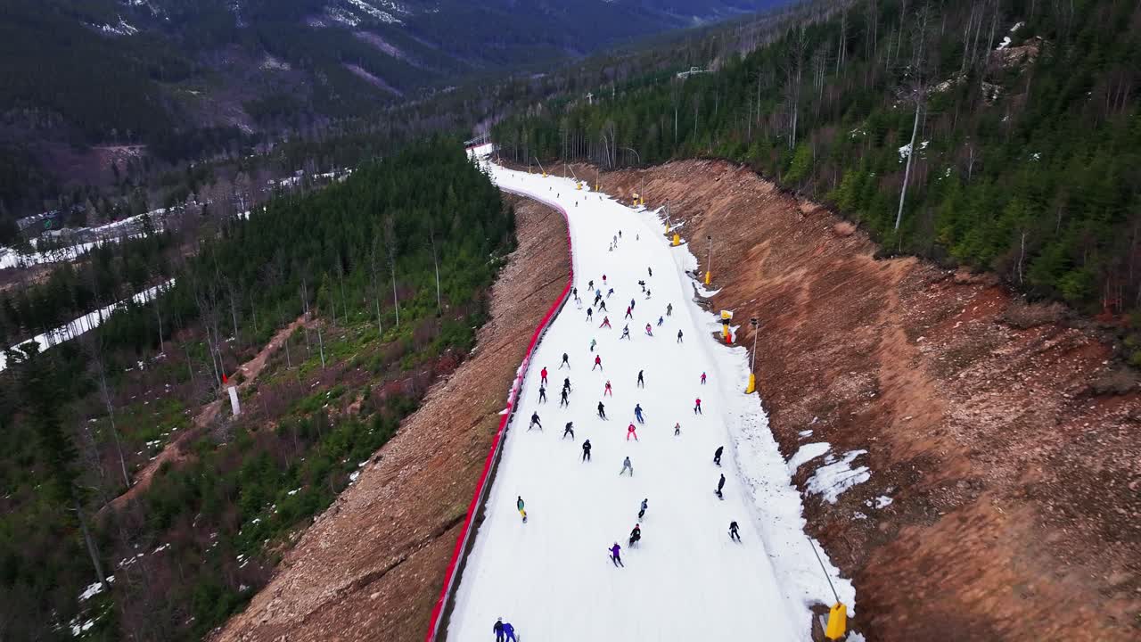 눈 인 돌니 모라바 (dolni morava) 스키 트랙의 공중 전망 스키 선수들과 함께 눈 은 경사