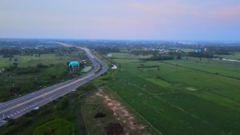 Aéreo:-Dron-Sobre-Una-Curva-En-La-Carretera-Antes-De-Entrar-A-La-Ciudad-Temprano-En-La-Mañana