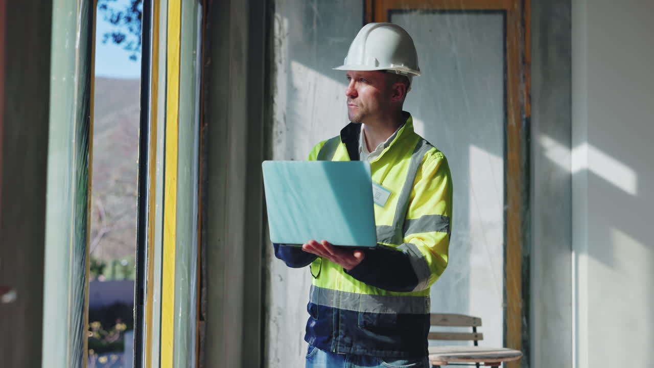 trabajador de la construcción usando una computadora portátil en un sitio de construcción