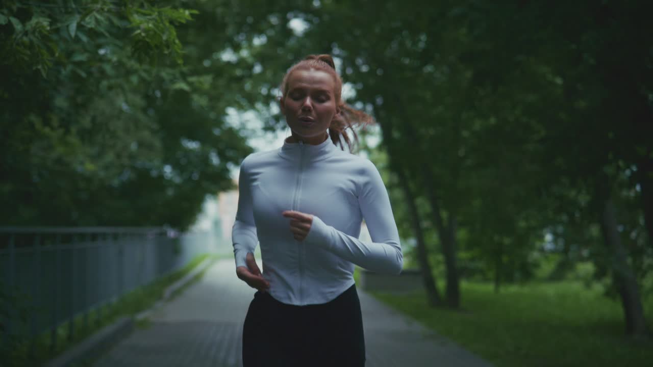 공원에서 실행하는 여자