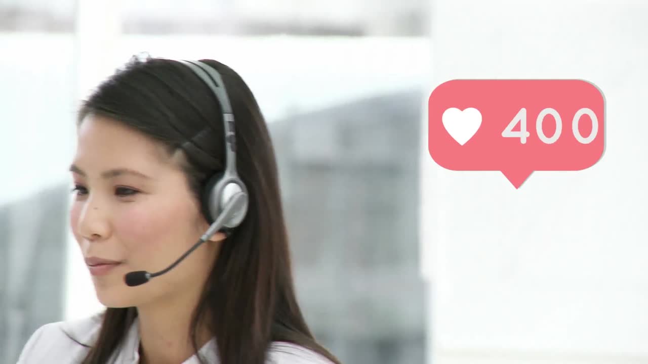 전화 헤드 ⁇ 을 사용하는 사업가 여성 위의 디지털 아이콘의 애니메이션