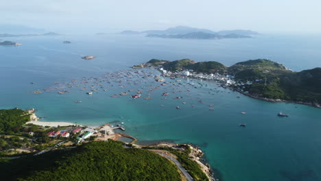 Boote-Vertäut-Vor-Der-Küste-Der-Insel-Binh-Hung