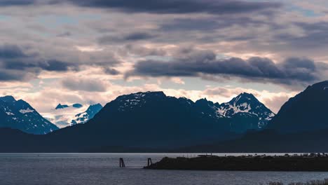 Impresionante-Timelapse-De-La-Puesta-De-Sol-De-Alaska-De-La-Hora-Dorada-Sobre-La-Cordillera-Nevada-A-Lo-Largo-De-La-Costa-Del-Océano