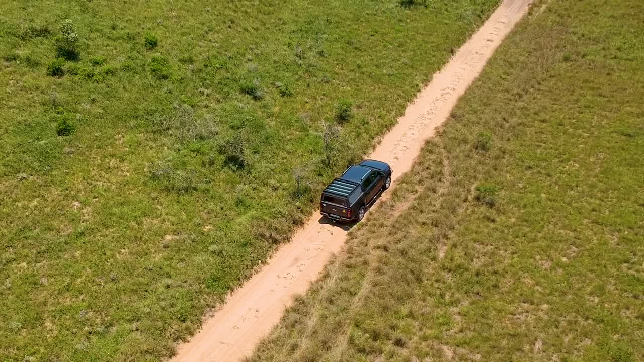tiro en órbita de drones de camión todoterreno