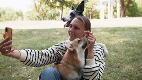 mujer tomando una foto selfie con perros