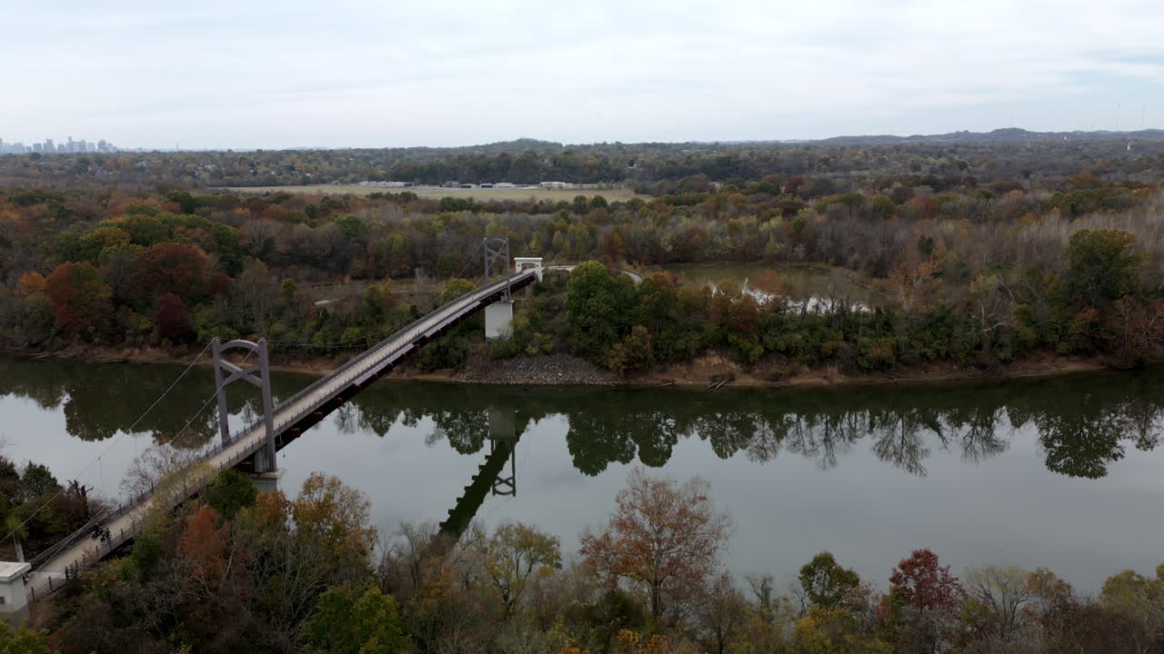 강 조감도 위의 보행자 다리