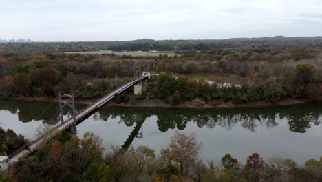 puente peatonal sobre la vista aérea del río