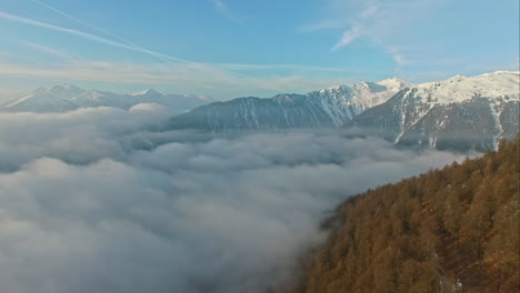 Paisaje-Cubierto-De-Niebla-Y-Nubes