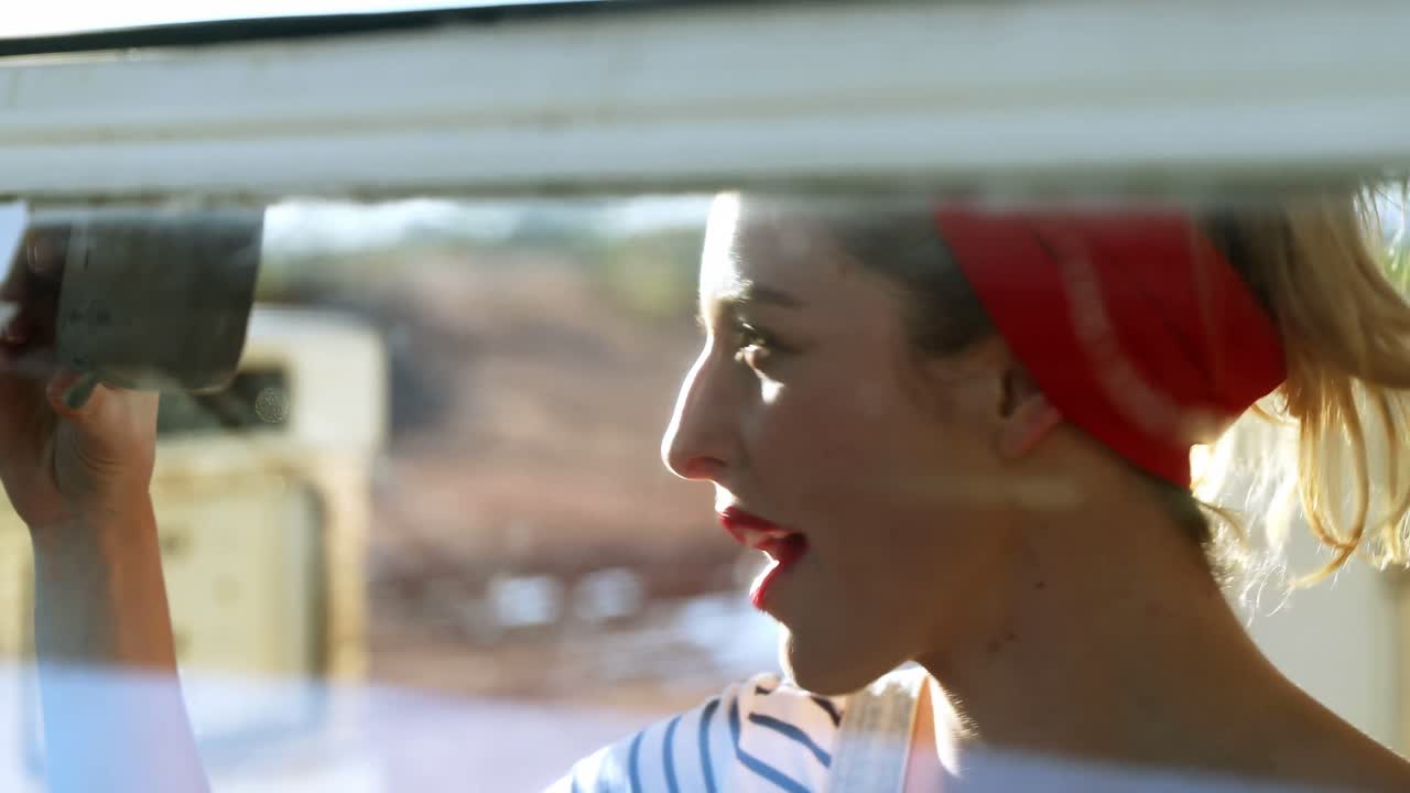 자동차 4k에서 립스틱을 바르는 여자