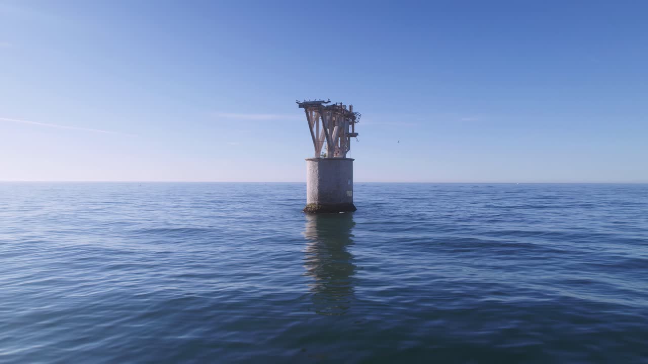 drone volando lejos de una torre abandonada cerca de la playa de playa del cable, marbella, españa