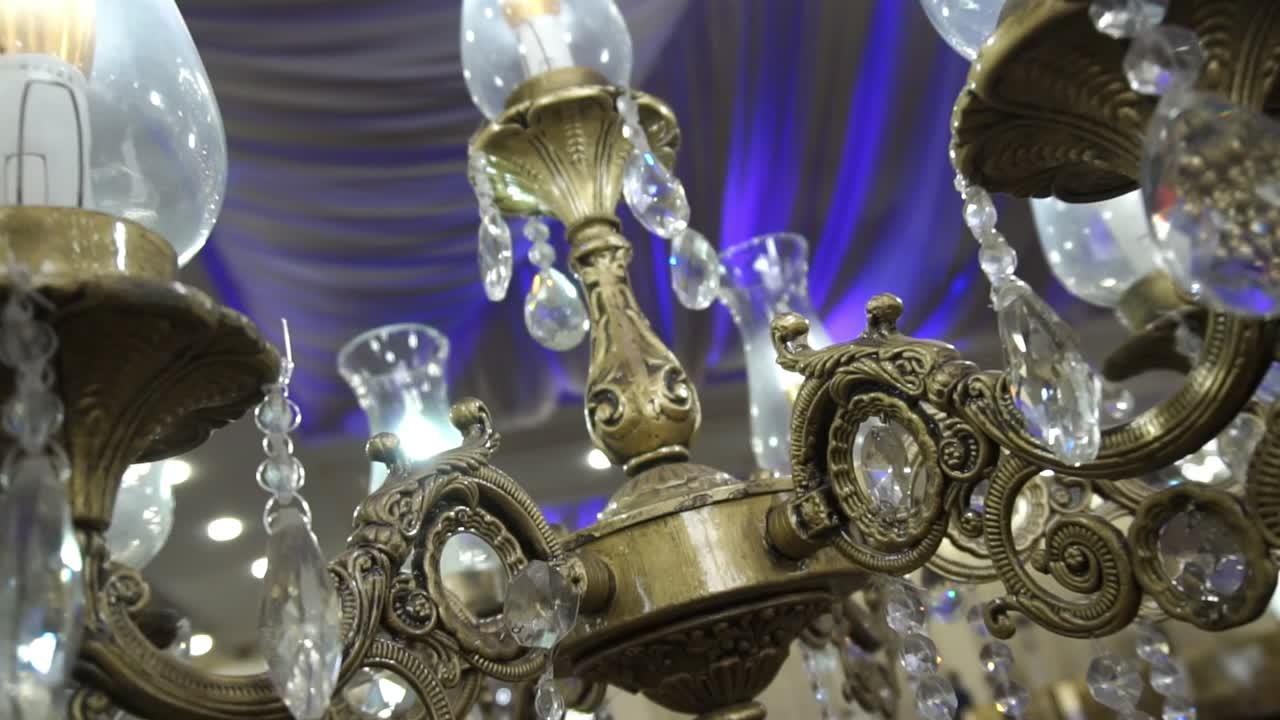 매달린 샹들리에의 나선형 디자인을 가까이에서 볼 수 있습니다.