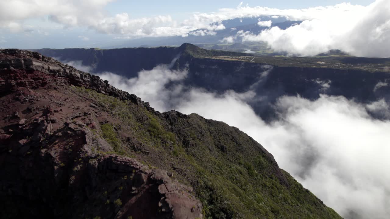 una mosca sobre las montañas y las nubes en la isla de reunión, francia
