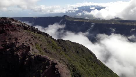 Una-Mosca-Sobre-Las-Montañas-Y-Las-Nubes-En-La-Isla-De-Reunión,-Francia